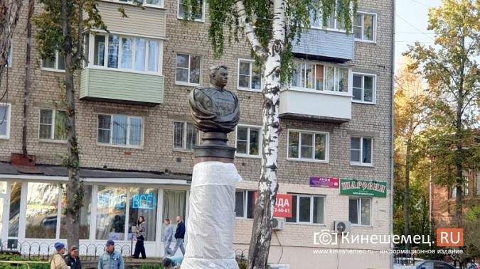 Спустя 30 лет памятнику маршалу А.М.Василевскому в Кинешме вернули бронзовый вид фото 2