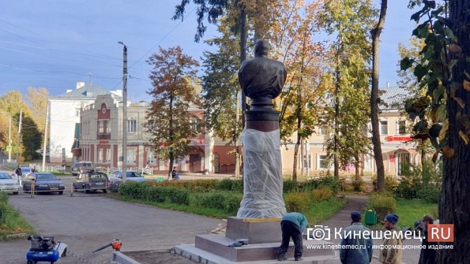 Спустя 30 лет памятнику маршалу А.М.Василевскому в Кинешме вернули бронзовый вид фото 4