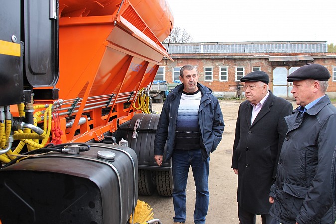 Для УГХ закупили новую комбинированную дорожную машину фото 3