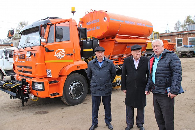 Для УГХ закупили новую комбинированную дорожную машину фото 4