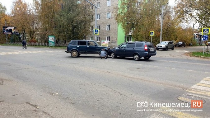 На перекрестке у школы №19 столкнулись ВАЗ-2111 и «Нива» фото 3