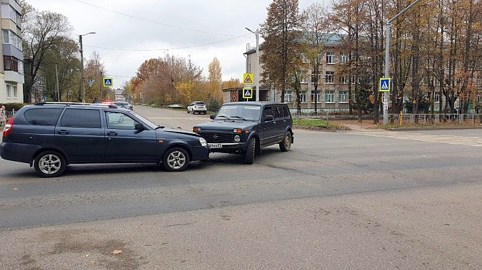 На перекрестке у школы №19 столкнулись ВАЗ-2111 и «Нива» фото 2