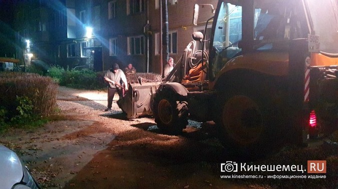 В Кинешме при свете фонарей асфальтируют придомовые территории фото 6