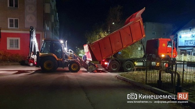 В Кинешме при свете фонарей асфальтируют придомовые территории фото 3