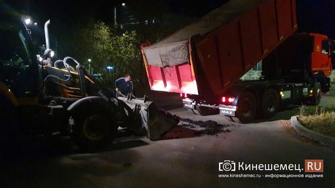В Кинешме при свете фонарей асфальтируют придомовые территории фото 4