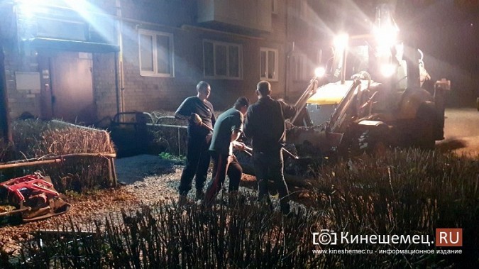 В Кинешме при свете фонарей асфальтируют придомовые территории фото 7