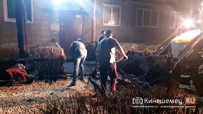 В Кинешме при свете фонарей асфальтируют придомовые территории фото 2
