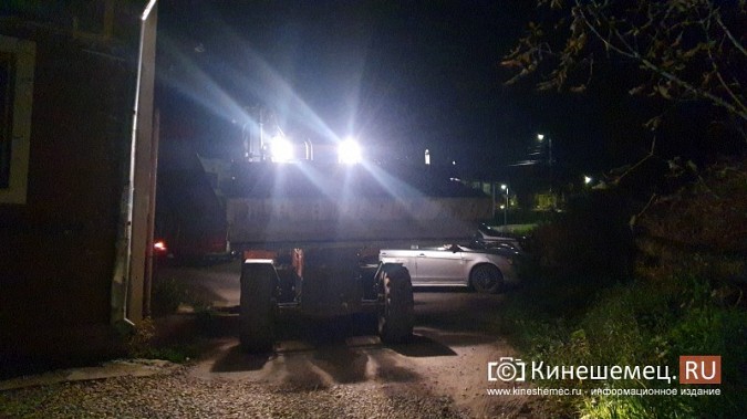 В Кинешме при свете фонарей асфальтируют придомовые территории фото 5