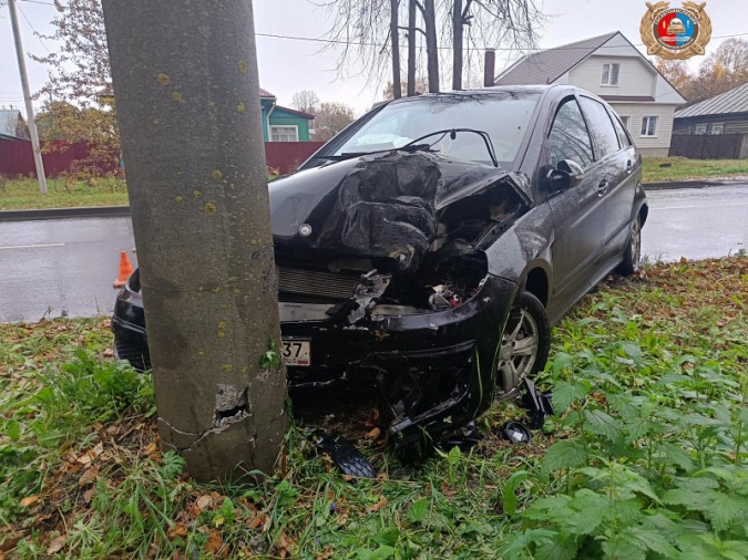 В Кинешме женщина на Mercedes-Benz влетела в бетонную опору ЛЭП фото 2