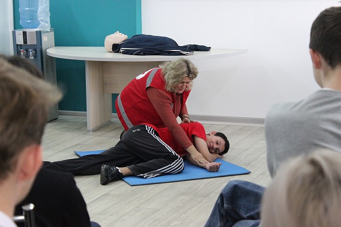 Студентам Кинешмы показали, как оказать первую помощь фото 7