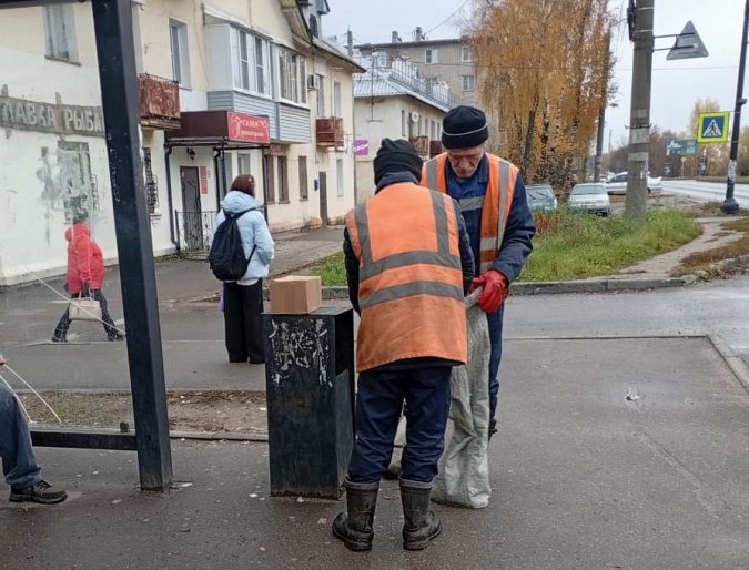 В Кинешме рабочие УГХ собирают упавшую листву фото 2