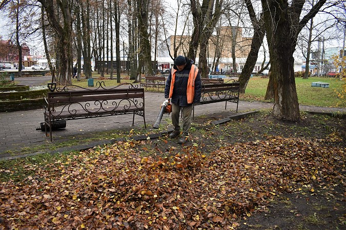 В Кинешме рабочие УГХ собирают упавшую листву фото 5