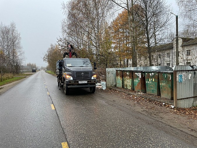 В Наволоках начались работы по уборке завалов веток у контейнерных площадок фото 3