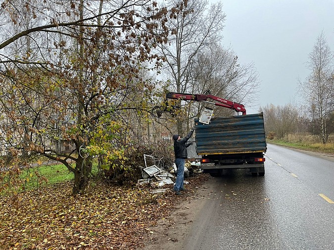 В Наволоках начались работы по уборке завалов веток у контейнерных площадок фото 4