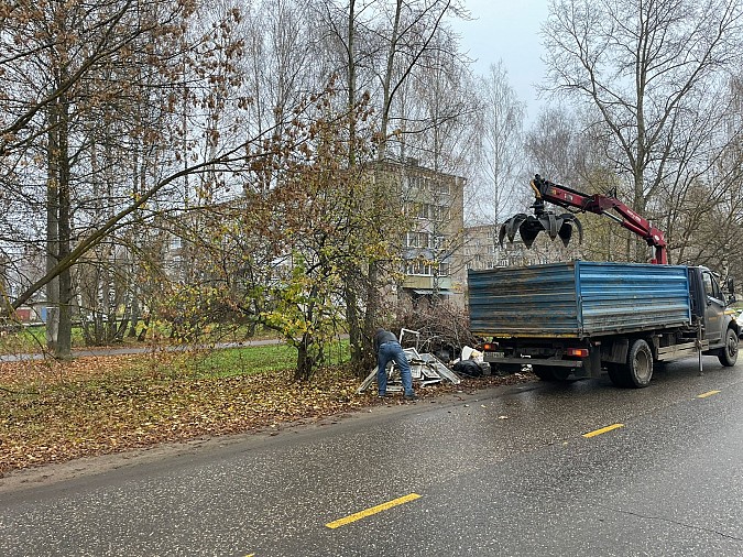 В Наволоках начались работы по уборке завалов веток у контейнерных площадок фото 2