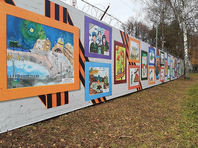 Ограждения у Дома культуры и в городском парке в Наволоках украсили яркими баннерами фото 2