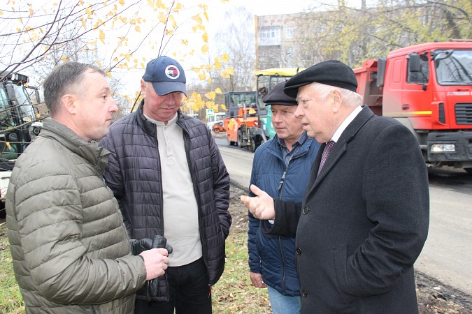 На дороге по ул. Декабристов дорожники уложили второй слой асфальта фото 4
