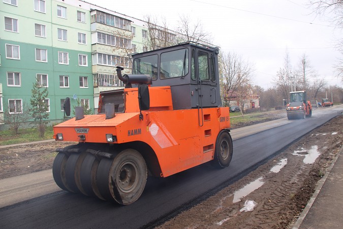 На дороге по ул. Декабристов дорожники уложили второй слой асфальта фото 3