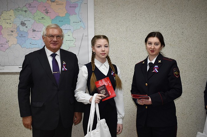 В День народного единства молодым кинешемцам вручены паспорта фото 3