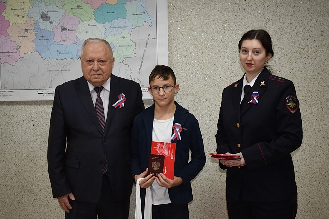 В День народного единства молодым кинешемцам вручены паспорта фото 4