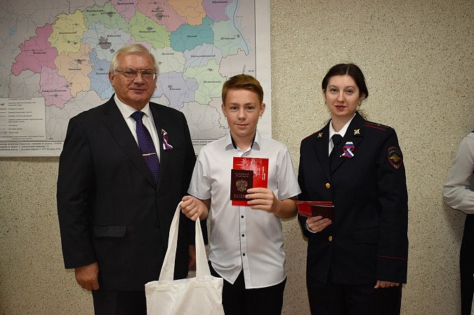 В День народного единства молодым кинешемцам вручены паспорта фото 6