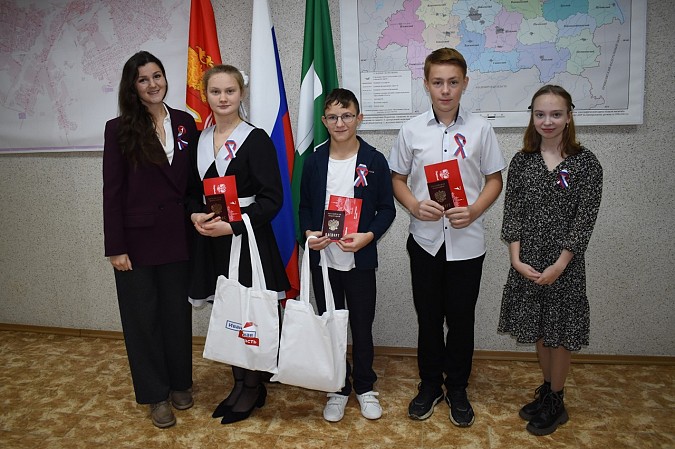 В День народного единства молодым кинешемцам вручены паспорта фото 8