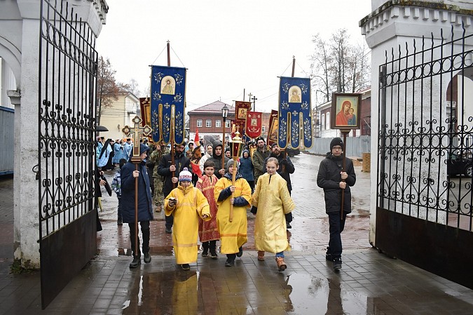 В Кинешме прошел крестный ход в честь праздника иконы Божией матери «Казанская» фото 2