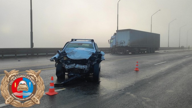 На мосту через Волгу «Мерседес» с полуприцепом влетел в отбойник и другой автомобиль фото 2