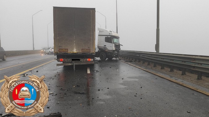 На мосту через Волгу «Мерседес» с полуприцепом влетел в отбойник и другой автомобиль фото 3