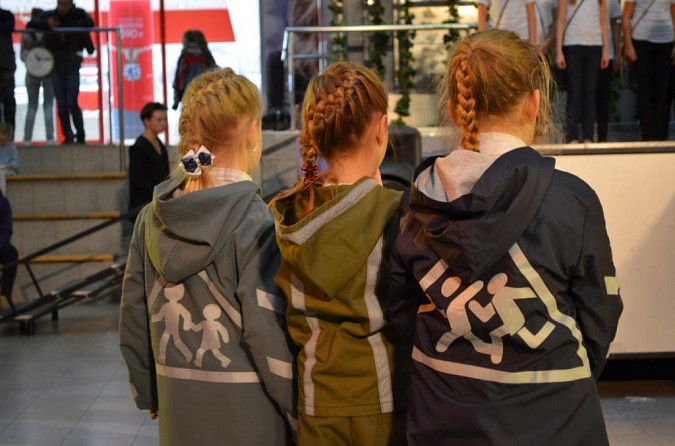 Ивановская молодёжь дефилировала в светящихся костюмах фото 9