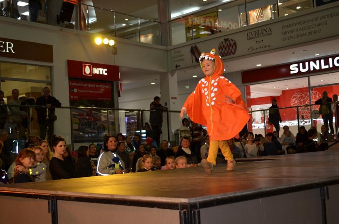 Ивановская молодёжь дефилировала в светящихся костюмах фото 10