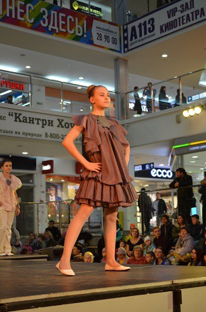 Ивановская молодёжь дефилировала в светящихся костюмах фото 5