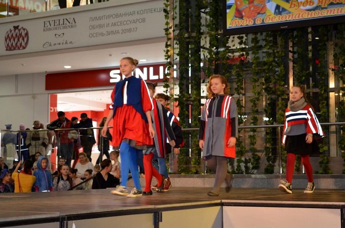 Ивановская молодёжь дефилировала в светящихся костюмах фото 4