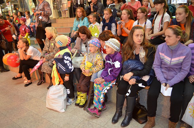 Ивановская молодёжь дефилировала в светящихся костюмах фото 2