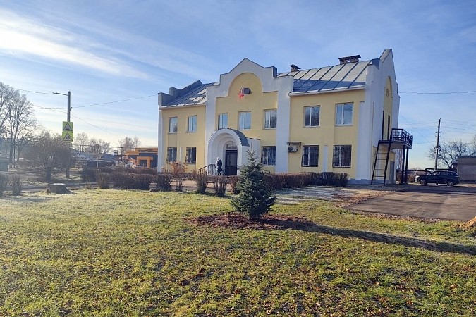 У здания администрации в Наволоках высадили голубую ель фото 2