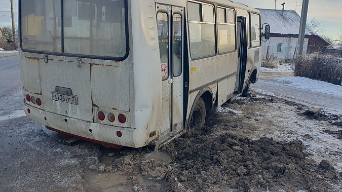 На улице Правды пассажирский автобус провалился в мягкий грунт фото 4