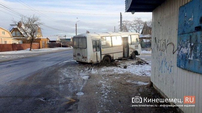 На улице Правды пассажирский автобус провалился в мягкий грунт фото 2