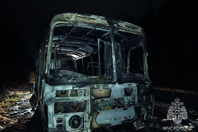 В Кинешемском районе сгорел дотла пассажирский автобус фото 2