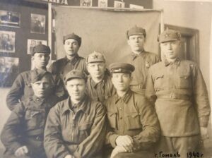 В. Баранов (в первом ряду второй слева) с сослуживцами. Гомель. 1940