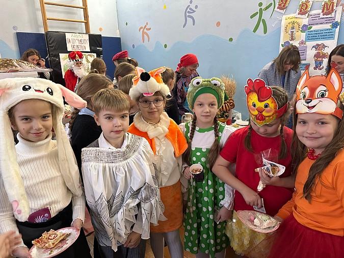 В гимназии им. А.Н. Островского прошла традиционная благотворительная ярмарка фото 2