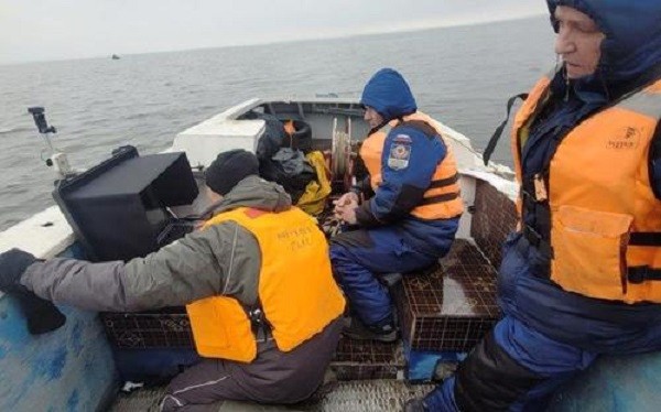 Спасатели несколько дней ищут рыбака с перевернувшейся на Волге лодки фото 2