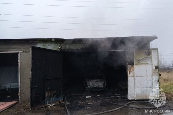 На улице Фестивальной на пожаре в гараже пострадали два человека фото 2