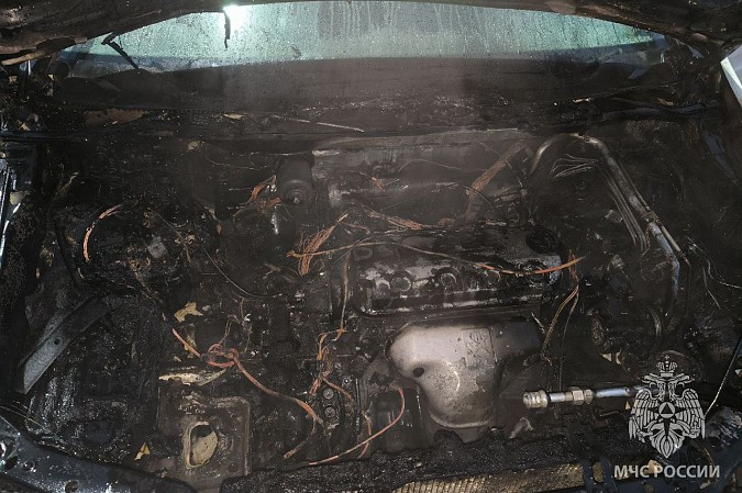 На улице Подгорной загорелся автомобиль фото 4