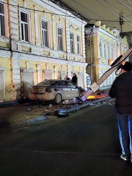 На ул.Комсомольской иномарка влетела в опору освещения фото 2