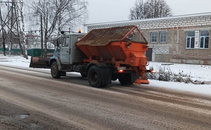 Дороги Кинешмы обрабатывают песко-соляной смесью фото 2