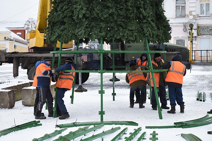 В центре Кинешмы устанавливают главную новогоднюю елку фото 4