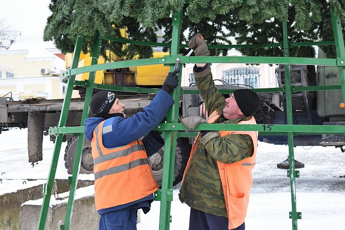 В центре Кинешмы устанавливают главную новогоднюю елку фото 7