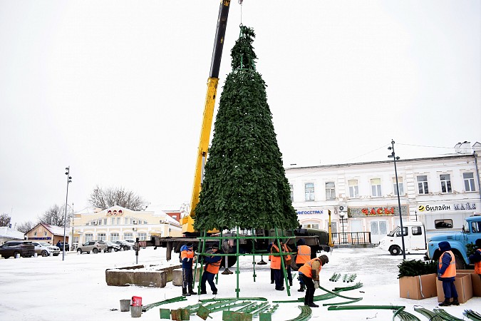 В центре Кинешмы устанавливают главную новогоднюю елку фото 2