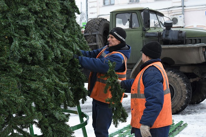 В центре Кинешмы устанавливают главную новогоднюю елку фото 5