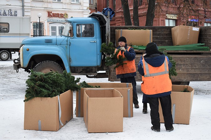 В центре Кинешмы устанавливают главную новогоднюю елку фото 3